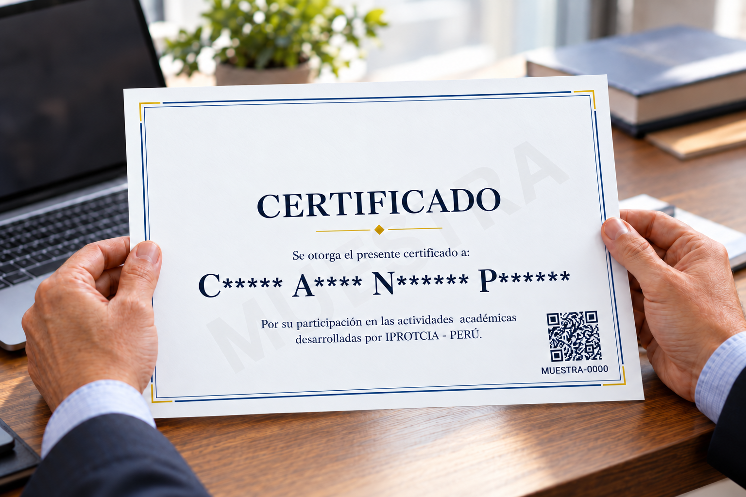 Manos sosteniendo un certificado horizontal de muestra con dos nombres y dos apellidos censurados, el logo institucional y un código junto al QR